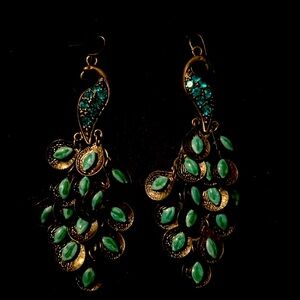 *Stunning Vintage Teal rhinestone/faux Turquoise Brass Peacock dangle earrings!